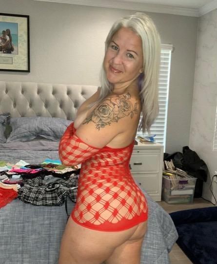 I'am 40 years Very Hot & pretty bitch girlfriend lady Clean & have a tight twat & seriously I need someone for Fun W...